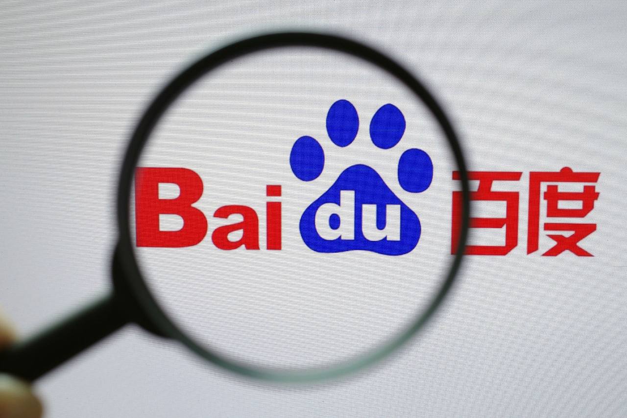 上海地铁回应老人坐女孩腿上事件